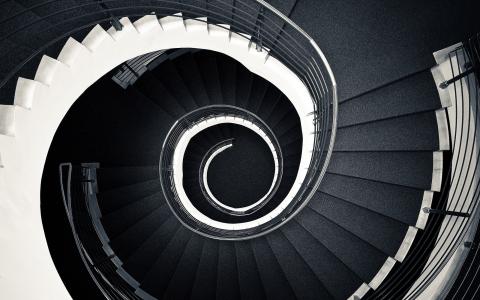黑色和白色的螺旋楼梯