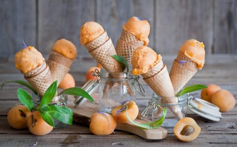 杏仁冰淇淋华夫格锥与新鲜水果在桌子上
