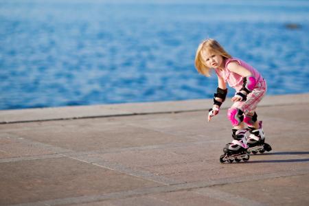 在海岸上滑冰的小女孩