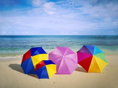 夏天在海滩上的遮阳伞