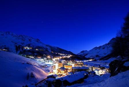 在切尔维尼亚，意大利滑雪胜地的夜间灯光