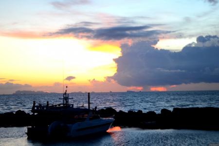在Phangan，泰国岛上的日落背景上的小船