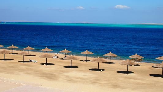 埃及赫尔格达度假村的沙滩遮阳伞