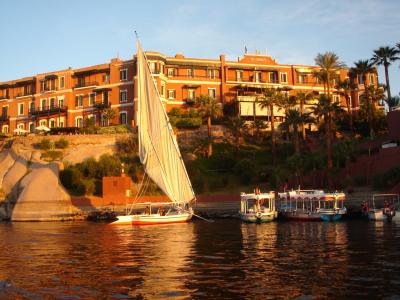 在一家旅馆的背景的游艇在埃及塔巴度假胜地