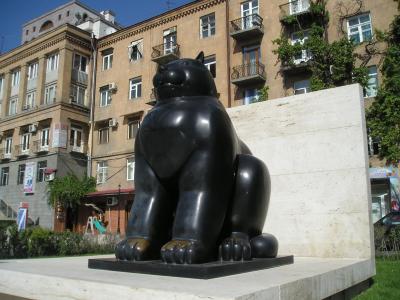 在埃里温一个厚厚的黑猫纪念碑
