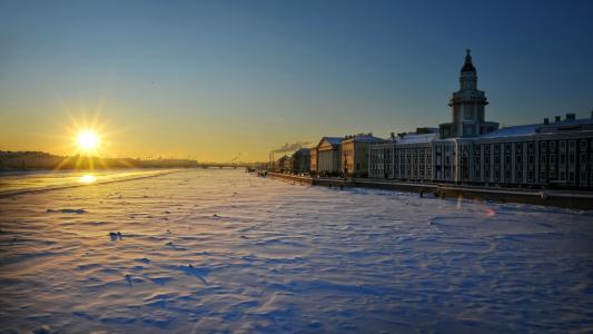 圣彼得堡是涅瓦河上的一个美丽的城市
