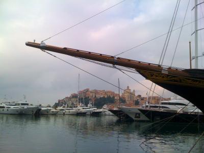 游艇在因佩里亚，意大利度假胜地的城市的背景中