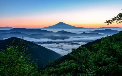 雾中的富士山，日本