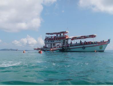 在酸值Kood海岛，泰国海岸的小船