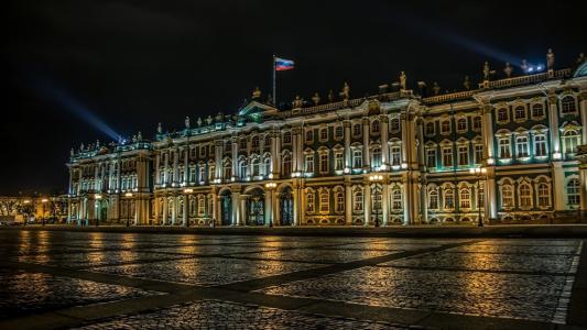 在俄罗斯国旗下的圣彼得堡的宫殿