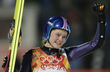 金牌得主德国运动员滑雪跳跃的Karina Vogt在奥运会在索契