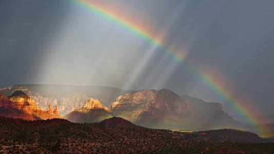 彩虹在亚利桑那州的山脉