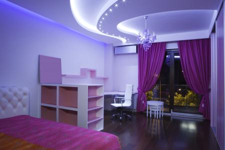 淡紫色的卧室，扶手椅