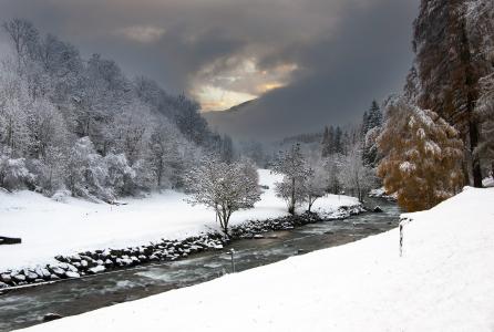 Val di Sol，意大利滑雪胜地的山河