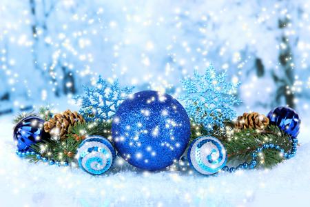 明亮的蓝色球和雪花为新年2018年和圣诞节