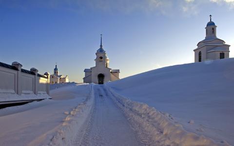 在雪中教堂的路