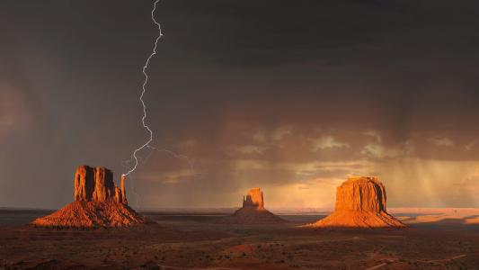 雷暴和闪电在沙漠中