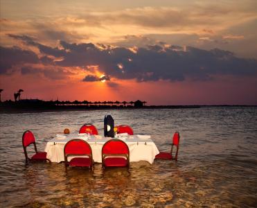 在赫尔格达，埃及度假胜地的海岸日落