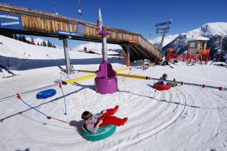 与儿童在伊施格尔，奥地利滑雪胜地的假期