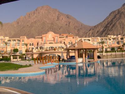 旅馆在山背景在塔巴，埃及手段