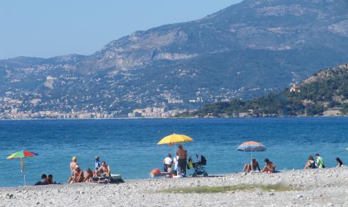 在意大利San Remo的海滩上放松