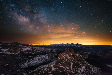 天空中的星星和银河在山峰之上