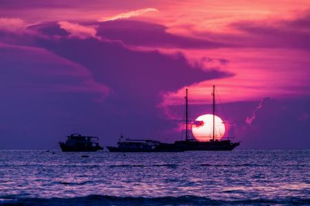 在一个度假村在日落背景上的小船在泰国芭堤雅