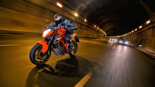 一辆超级摩托车的电单车司机在隧道里