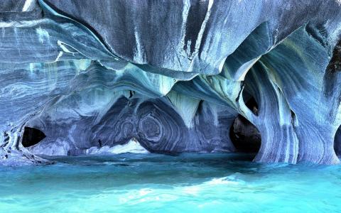 在智利的蓝色洞穴