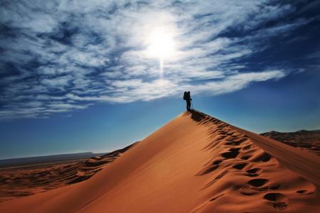 一个孤独的旅客在沙漠中