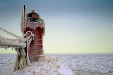 红色灯塔覆盖着冰和冰柱