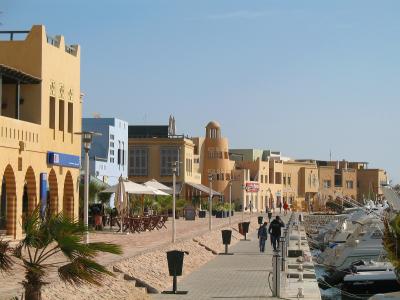 走在埃及赫尔格达度假胜地的海滨