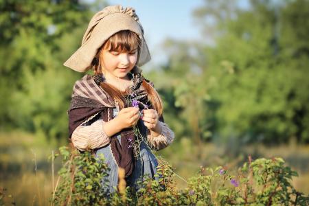 一套西装的小女孩收集草