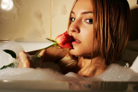 红玫瑰的女孩沐浴