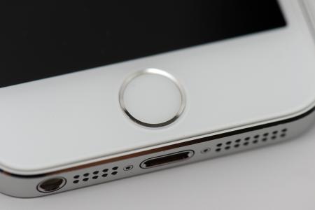 白色Iphone 5S，指纹传感器