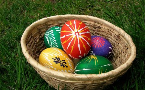 与美丽的图案在篮子里的复活节彩蛋