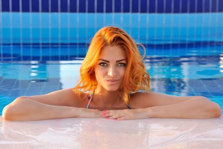 壮观的红发女孩在游泳池