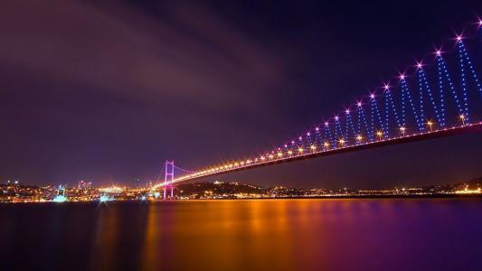 桥梁的照明在伊斯坦布尔