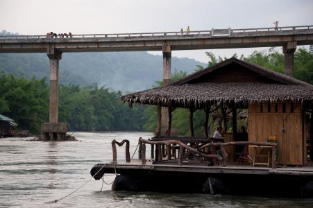 河上的浮动房子在清迈度假村，泰国