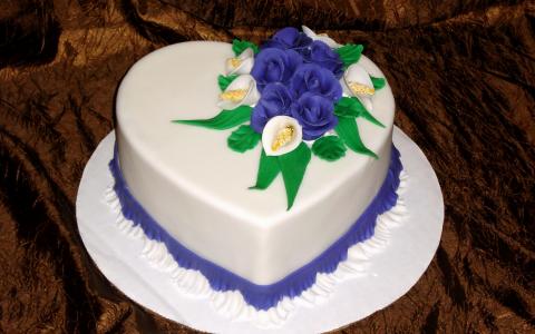 美丽的蛋糕，用心装饰着花朵的形状