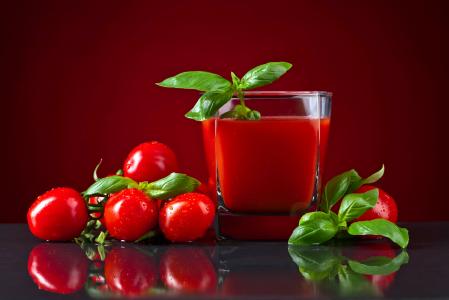一杯番茄汁和新鲜的西红柿在桌子上