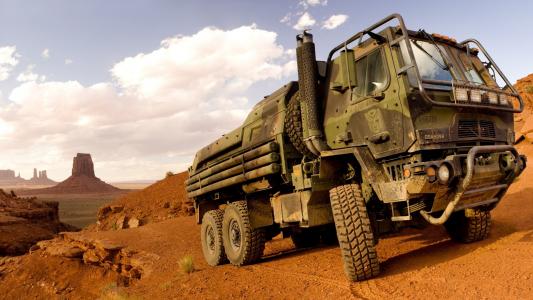 在沙漠中的军用卡车在美国