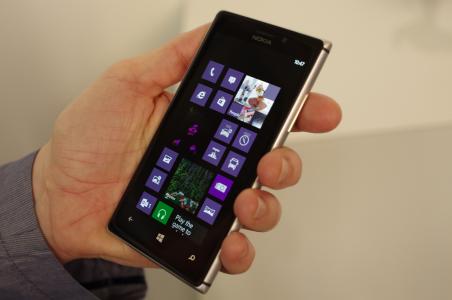 诺基亚Lumia 925手中