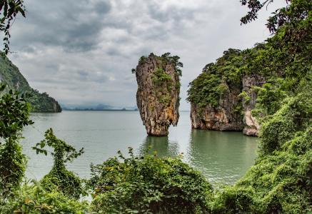 岩石在热带泰国的海湾