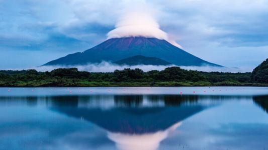 白云中的富士山火山反映在湖水中