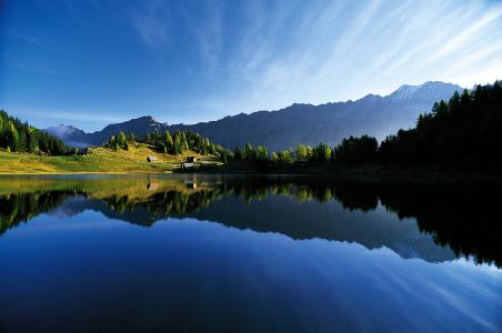奥地利Bad Loipersdorf度假胜地的山区湖泊