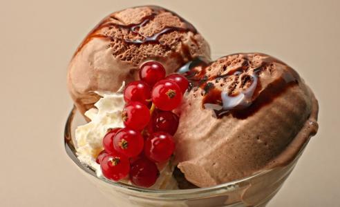 巧克力冰淇淋与醋栗