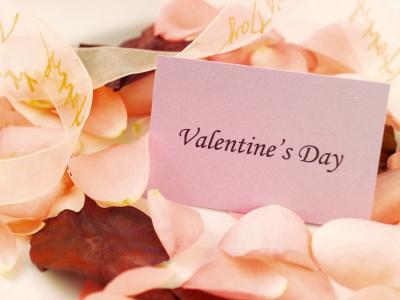 2月14日情人节的花瓣中的一张纸条