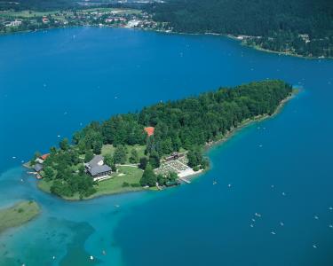 在Faaker-See，奥地利度假村的湖上的岛屿