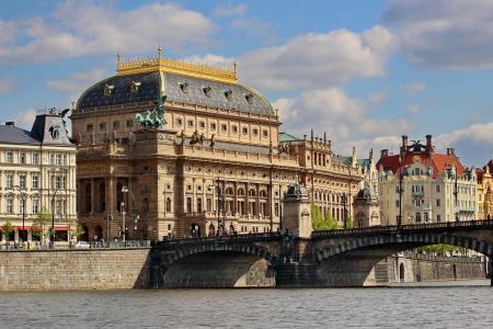 国家歌剧院在河边，布拉格。